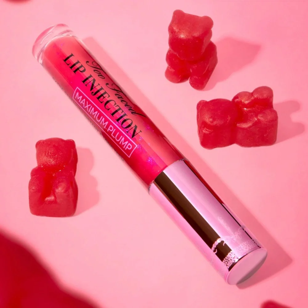 Too Faced Lip Injection Maximum Plump in Yummy Bear smells like gummy bears 🐻